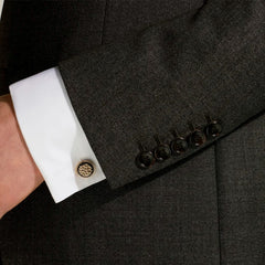 Botões de Punho Masters of Art Homage to Gustav Klimt numa camisa branca de homem