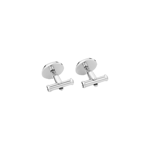 Um par de botões de punho para punhos de camisa com um design clássico e redondo. Eles têm um poste curto e um fecho de alternância na parte de trás. A simplicidade do design sugere versatilidade para vários estilos de camisa e ocasiões.