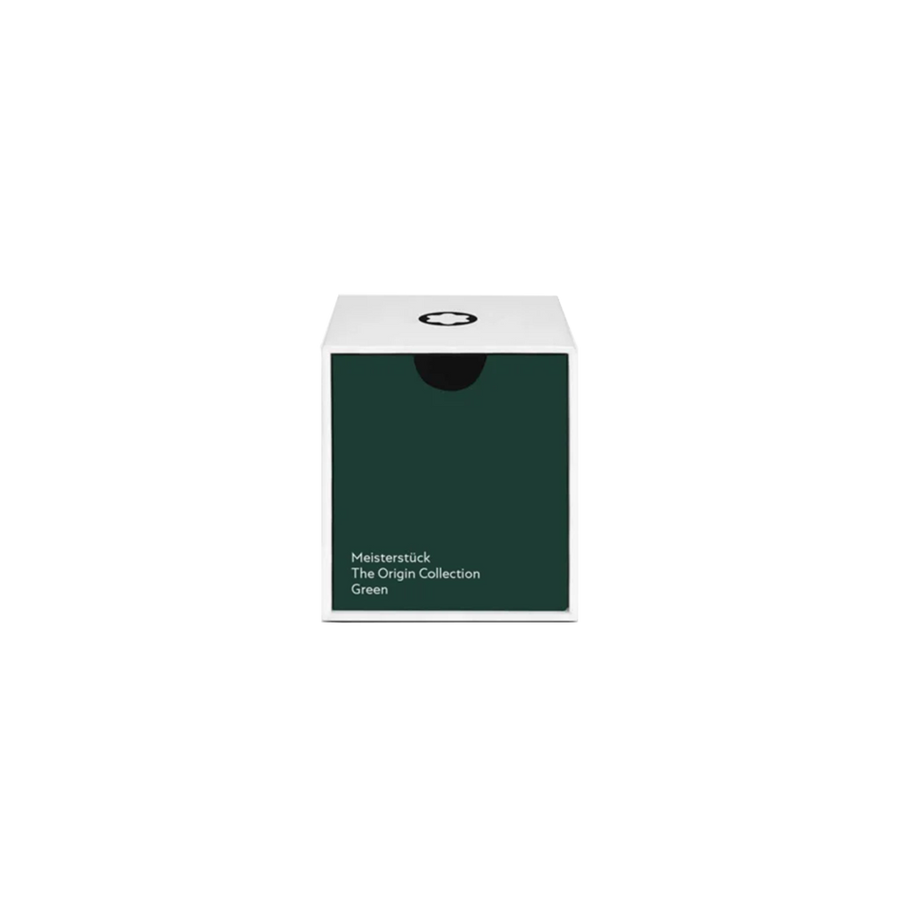 Embalagem de um frasco de tinta Montblanc da coleção Meisterstück The Origin em verde. A caixa é predominantemente branca na metade superior com o logotipo icônico da Montblanc, um círculo preto com uma forma de estrela branca no centro. A metade inferior da caixa é verde escura com ‘Meisterstück The Origin Collection Green’ escrito em fonte branca e elegante. O design da embalagem sugere um produto luxuoso e de alta qualidade da Montblanc, conhecida por seus instrumentos de escrita e acessórios finos.