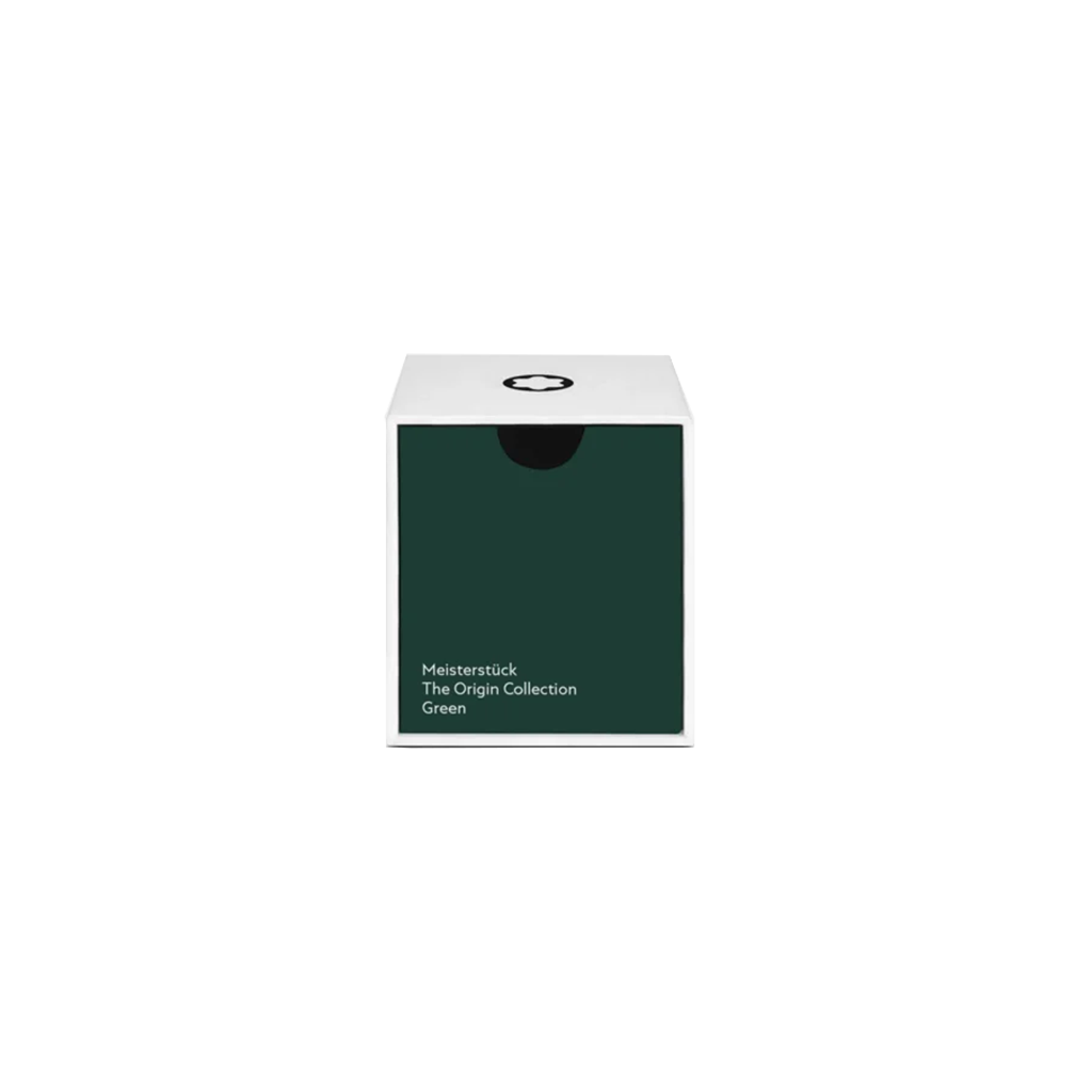 Embalagem de um frasco de tinta Montblanc da coleção Meisterstück The Origin em verde. A caixa é predominantemente branca na metade superior com o logotipo icônico da Montblanc, um círculo preto com uma forma de estrela branca no centro. A metade inferior da caixa é verde escura com ‘Meisterstück The Origin Collection Green’ escrito em fonte branca e elegante. O design da embalagem sugere um produto luxuoso e de alta qualidade da Montblanc, conhecida por seus instrumentos de escrita e acessórios finos.