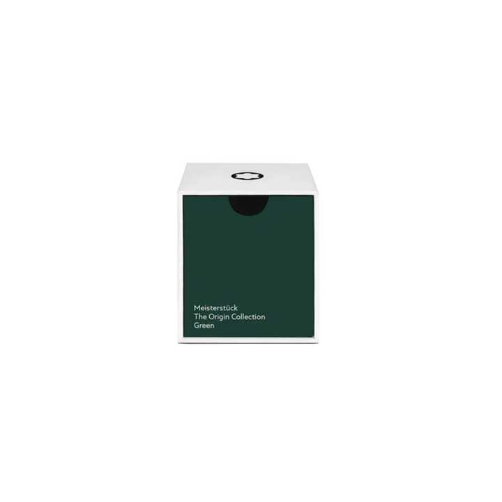Embalagem de um frasco de tinta Montblanc da coleção Meisterstück The Origin em verde. A caixa é predominantemente branca na metade superior com o logotipo icônico da Montblanc, um círculo preto com uma forma de estrela branca no centro. A metade inferior da caixa é verde escura com ‘Meisterstück The Origin Collection Green’ escrito em fonte branca e elegante. O design da embalagem sugere um produto luxuoso e de alta qualidade da Montblanc, conhecida por seus instrumentos de escrita e acessórios finos.