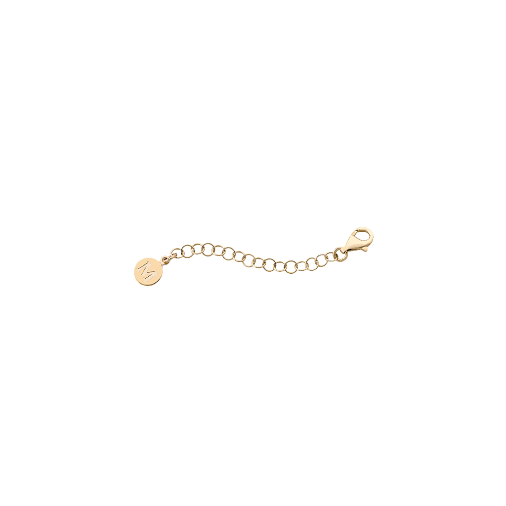 Uma corrente alargadora de prata banhada a ouro, composta por pequenos elos uniformes e um fecho em uma das extremidades. Na extremidade oposta, há uma pequena etiqueta redonda que faz parte do design. Esta corrente é usada para alongar colares ou pulseiras, permitindo ajuste de tamanho e versatilidade nas peças de joalheria.