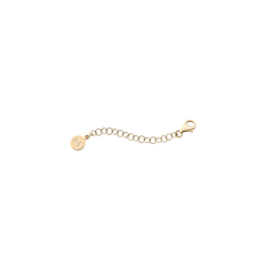 Uma corrente alargadora de prata banhada a ouro, composta por pequenos elos uniformes e um fecho em uma das extremidades. Na extremidade oposta, há uma pequena etiqueta redonda que faz parte do design. Esta corrente é usada para alongar colares ou pulseiras, permitindo ajuste de tamanho e versatilidade nas peças de joalheria.
