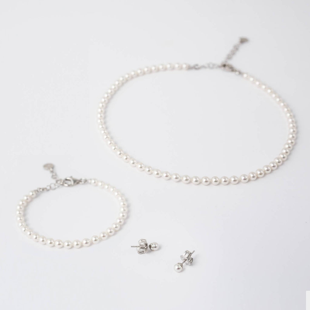 Conjunto do Colar, Pulseira e Brincos da coleção Ballet da Majorica de pérolas Murano que apresenta uma única fileira de pérolas brancas de 4mm. Colar e Pulseira com fecho ajustável prateado.