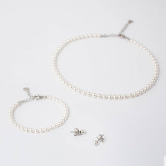 Conjunto do Colar, Pulseira e Brincos da coleção Ballet da Majorica de pérolas Murano que apresenta uma única fileira de pérolas brancas de 4mm. Colar e Pulseira com fecho ajustável prateado.