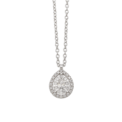 O colar na imagem é de ouro branco com um pingente que tem vários diamantes incrustados. O pingente tem formato de lágrima com um design vazado e ornamentado, apresentando menores lágrimas e círculos, todos cravejados com diamantes. Esta joia é interessante devido ao seu design intrincado e aos materiais luxuosos utilizados, tornando-a potencialmente valiosa e desejável.