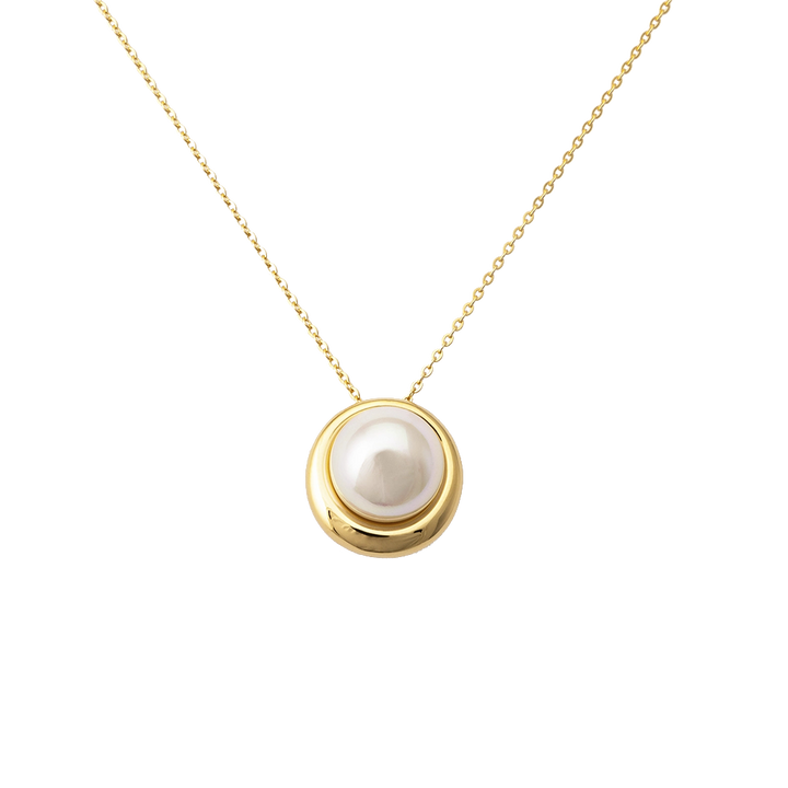 Colar de prata banhada a ródio com um pendente de pérola Murano. A pérola está engastada em uma moldura dourada e pendurada em uma delicada corrente dourada, criando uma peça de joalheria elegante que combina o brilho frio da prata com o brilho quente do ouro e a beleza lustrosa de uma única pérola