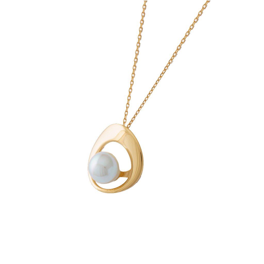 Colar de prata banhada a ouro com um pingente de pérola Murano. O pingente apresenta um design abstrato em forma de gota, com uma pérola Murano branca e lustrosa aninhada em sua estrutura curva. A superfície iridescente da pérola contrasta elegantemente com o banho de ouro quente. O colar é sustentado por uma delicada corrente dourada que complementa a estética sofisticada e moderna do pingente