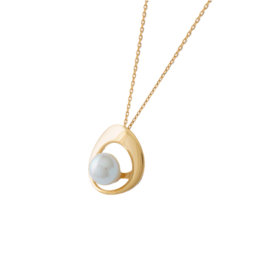 Colar de prata banhada a ouro com um pingente de pérola Murano. O pingente apresenta um design abstrato em forma de gota, com uma pérola Murano branca e lustrosa aninhada em sua estrutura curva. A superfície iridescente da pérola contrasta elegantemente com o banho de ouro quente. O colar é sustentado por uma delicada corrente dourada que complementa a estética sofisticada e moderna do pingente