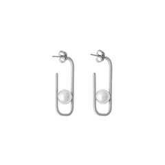 Brincos Michael Kors Atenea totalmente prateados em formato rectangular com pérolas purano perto da base