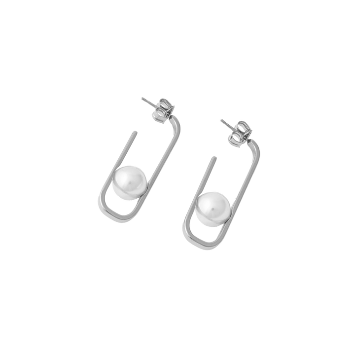 Brincos Michael Kors Atenea deitados totalmente prateados em formato rectangular com pérolas purano perto da base