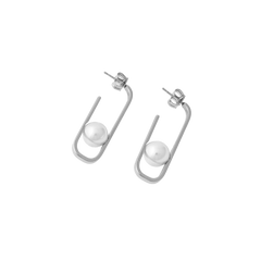 Brincos Michael Kors Atenea deitados totalmente prateados em formato rectangular com pérolas purano perto da base