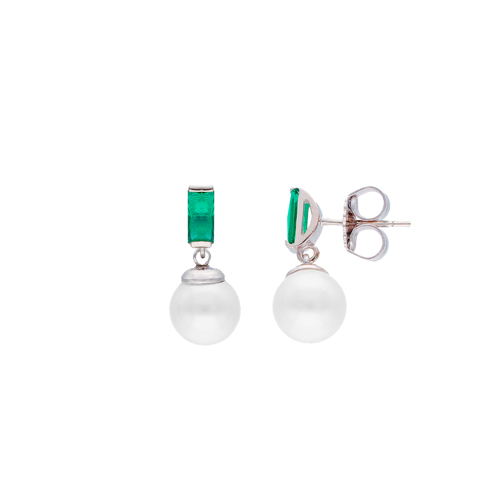 Brincos de prata banhados a ródio, apresentando pérolas de Murano. Os brincos têm um design simples, mas elegante, com um retângulo verde no topo que leva a uma pérola de Murano branca e lustrosa pendurada abaixo. O fundo é branco puro, destacando os detalhes e a habilidade da joia.