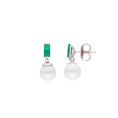 Brincos de prata banhados a ródio, apresentando pérolas de Murano. Os brincos têm um design simples, mas elegante, com um retângulo verde no topo que leva a uma pérola de Murano branca e lustrosa pendurada abaixo. O fundo é branco puro, destacando os detalhes e a habilidade da joia.
