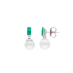 Brincos de prata banhados a ródio, apresentando pérolas de Murano. Os brincos têm um design simples, mas elegante, com um retângulo verde no topo que leva a uma pérola de Murano branca e lustrosa pendurada abaixo. O fundo é branco puro, destacando os detalhes e a habilidade da joia.