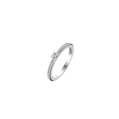 Imagem de um anel de prata de lei 925 banhado a ródio, apresentando pedras de zircónia. O anel tem uma banda esbelta adornada com pequenas zircónias de corte redondo ao longo da metade superior. No centro da banda, há uma zircónia de corte redondo maior e proeminentemente exibida que chama a atenção e adiciona brilho.