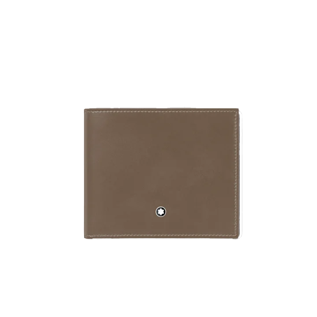 Uma carteira de couro da Montblanc em uma cor marrom sólida e suave. A carteira é exibida contra um fundo claro e simples que acentua seu design elegante e simples. Apresenta um detalhe de costura sutil ao longo das bordas e é adornada com o emblemático emblema da Montblanc, um pequeno logotipo de estrela branca, posicionado centralmente na metade inferior da frente da carteira. A estética geral sugere luxo e elegância discreta.