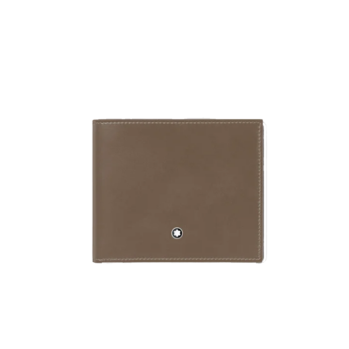 Uma carteira de couro da Montblanc em uma cor marrom sólida e suave. A carteira é exibida contra um fundo claro e simples que acentua seu design elegante e simples. Apresenta um detalhe de costura sutil ao longo das bordas e é adornada com o emblemático emblema da Montblanc, um pequeno logotipo de estrela branca, posicionado centralmente na metade inferior da frente da carteira. A estética geral sugere luxo e elegância discreta.