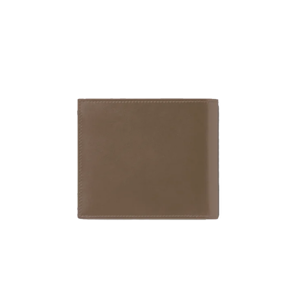 Uma carteira de couro da Montblanc em uma cor marrom claro sólida, apresentando um design limpo e clássico com bordas retas e costura visível ao longo das bordas. A carteira está fechada e apresentada contra um fundo branco simples, destacando sua simplicidade e elegância.