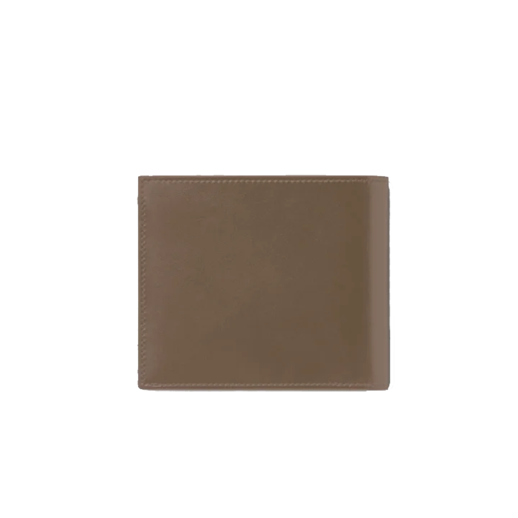 Uma carteira de couro da Montblanc em uma cor marrom claro sólida, apresentando um design limpo e clássico com bordas retas e costura visível ao longo das bordas. A carteira está fechada e apresentada contra um fundo branco simples, destacando sua simplicidade e elegância.