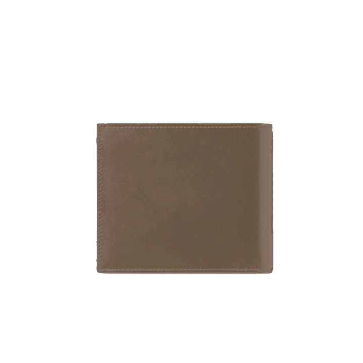 Uma carteira de couro da Montblanc em uma cor marrom claro sólida, apresentando um design limpo e clássico com bordas retas e costura visível ao longo das bordas. A carteira está fechada e apresentada contra um fundo branco simples, destacando sua simplicidade e elegância.