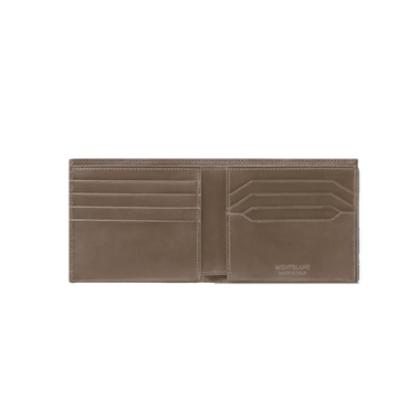 Uma carteira de couro da Montblanc exibida contra um fundo simples. A carteira está aberta, revelando vários compartimentos para cartões no lado esquerdo e slots adicionais no lado direito com o nome da coleção ‘MEISTERSTÜCK’ em relevo abaixo deles. O couro parece liso e está em uma cor taupe uniforme, com costura limpa ao longo das bordas que sugere um artesanato de alta qualidade.