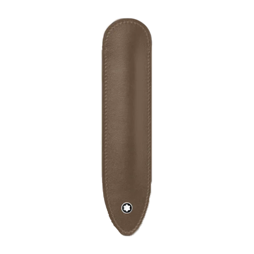 Imagem de um estojo de caneta de couro castanho com topo arredondado e um único botão de pressão na parte inferior. As costuras ao longo das bordas são visíveis, indicando um visual artesanal. O estojo parece ser projetado para segurar uma caneta e protegê-la de danos.