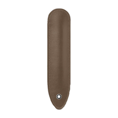 Imagem de um estojo de caneta de couro castanho com topo arredondado e um único botão de pressão na parte inferior. As costuras ao longo das bordas são visíveis, indicando um visual artesanal. O estojo parece ser projetado para segurar uma caneta e protegê-la de danos.