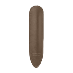 Imagem de um estojo de caneta de couro marrom com uma extremidade arredondada e uma abertura reta em um dos lados. O couro parece ser de alta qualidade, com costuras visíveis ao longo das bordas, sugerindo durabilidade e atenção aos detalhes na sua fabricação. Na parte inferior do estojo, há uma gravação que diz ‘MONTBLANC MADE IN ITALY’, indicando a marca e o país de fabricação.