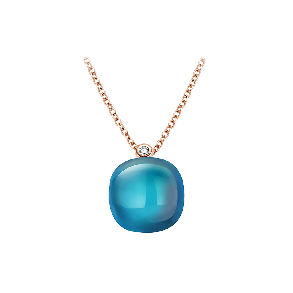 Colar com pendente de topázio azul e diamante em ouro rosa. O pendente apresenta uma grande pedra de topázio azul com acabamento liso e arredondado, engastada em ouro rosa. Acima do topázio, há um pequeno diamante redondo embutido na moldura de ouro rosa. A corrente do colar, também em ouro rosa, tem um design delicado de elos que complementa o pendente. O fundo branco realça as cores e o design da joia