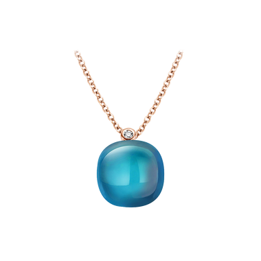 Colar com pendente de topázio azul e diamante em ouro rosa. O pendente apresenta uma grande pedra de topázio azul com acabamento liso e arredondado, engastada em ouro rosa. Acima do topázio, há um pequeno diamante redondo embutido na moldura de ouro rosa. A corrente do colar, também em ouro rosa, tem um design delicado de elos que complementa o pendente. O fundo branco realça as cores e o design da joia