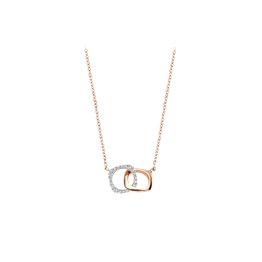 Imagem de um colar delicado que apresenta uma corrente de ouro rosa. No centro do colar está um pingente composto por duas formas interligadas, uma adornada com vários pequenos diamantes claros criando um efeito cintilante, e a outra com um acabamento polido de ouro rosa. O design é elegante e minimalista, sugerindo luxo e sofisticação.
