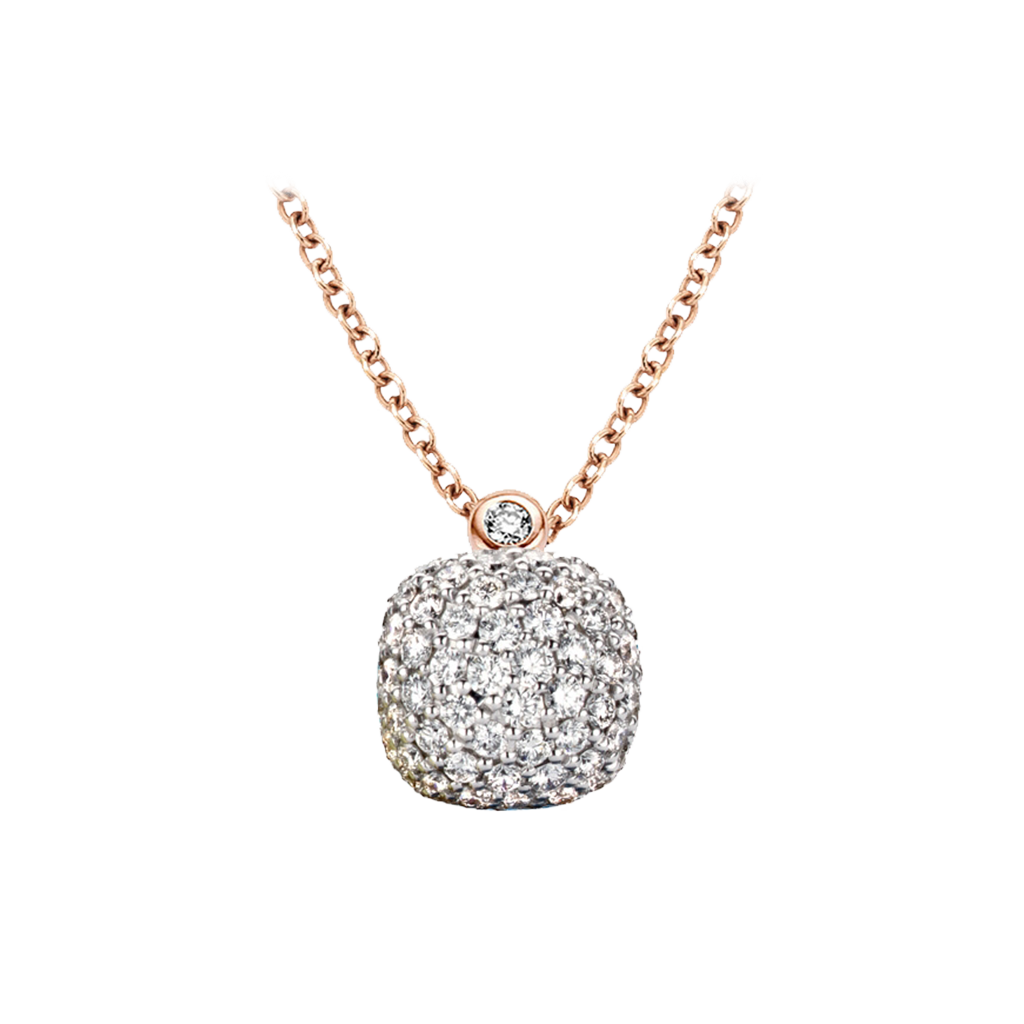 Colar de ouro rosa com um pendente esférico totalmente incrustado com pedras de diamante. O pendente é densamente coberto por pequenos diamante brilhantes, criando um efeito luxuoso e cintilante. Acima da esfera, há uma único diamante maior, conectando o pendente à delicada corrente. O fundo branco realça o brilho e a elegância da joia.
