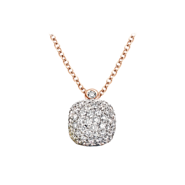 Colar de ouro rosa com um pendente esférico totalmente incrustado com pedras de diamante. O pendente é densamente coberto por pequenos diamante brilhantes, criando um efeito luxuoso e cintilante. Acima da esfera, há uma único diamante maior, conectando o pendente à delicada corrente. O fundo branco realça o brilho e a elegância da joia.