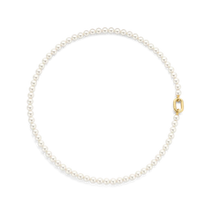 Colar de prata banhada a ouro com pérolas brancas uniformes de 6 mm e um pendente oval central de 14 mm. A corrente é delicada e destaca o pendente, criando uma peça de joalharia elegante e sofisticada.