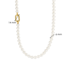 Colar de prata banhada a ouro com pérolas de concha uniformes e lustrosas, com um fecho de prata dourada no centro. As pérolas têm um acabamento suave e redondo, refletindo a luz de maneira uniforme. O design do fecho adiciona um toque moderno ao estilo clássico do colar de pérolas.