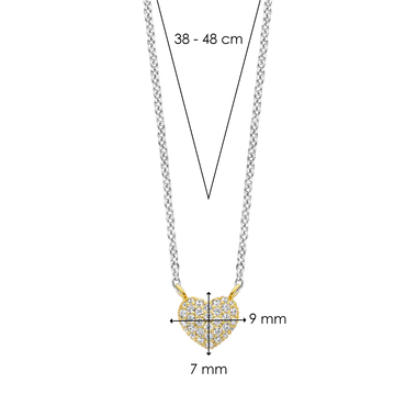 Colar de prata banhada a ouro com um pingente em forma de coração, adornado com zircónias. O pingente mede 9 mm de largura e 7 mm de altura. A corrente tem um comprimento ajustável entre 38 e 48 cm.