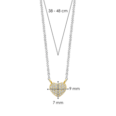 Colar de prata banhada a ouro com um pingente em forma de coração, adornado com zircónias. O pingente mede 9 mm de largura e 7 mm de altura. A corrente tem um comprimento ajustável entre 38 e 48 cm.