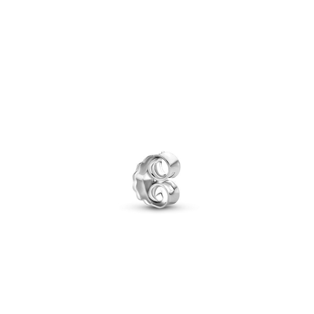 Fecho de brinco de prata, projetado para segurar o brinco no lugar. O design é intricado, com múltiplas voltas sobrepostas que criam um efeito espiral. Este tipo de fecho é comumente usado na fabricação de joias pela sua funcionalidade e aparência decorativa.