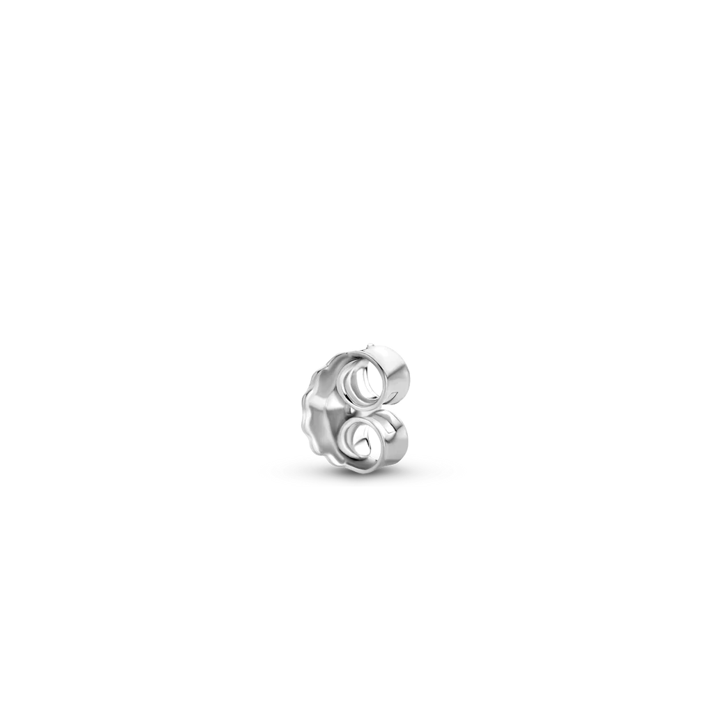 Fecho de brinco de prata, projetado para segurar o brinco no lugar. O design é intricado, com múltiplas voltas sobrepostas que criam um efeito espiral. Este tipo de fecho é comumente usado na fabricação de joias pela sua funcionalidade e aparência decorativa.