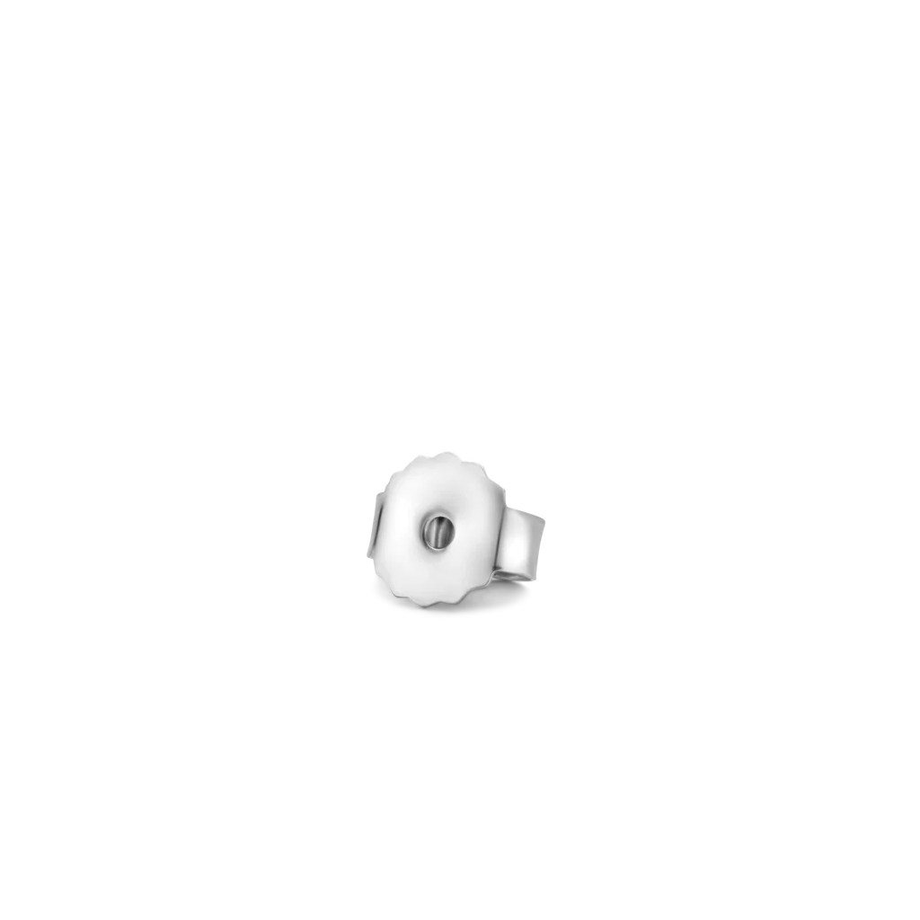 Fecho de brinco de prata com design canelado, apresentando várias projeções arredondadas ao redor de sua circunferência, lembrando a forma de uma flor ou estrela. No centro, há um orifício para encaixar o pino do brinco, e em um dos lados, há uma pequena alavanca plana que ajuda a fixar o brinco no lugar. A cor prateada sugere que pode ser feito de prata esterlina ou outro metal similar.