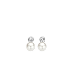 Imagem de um par de brincos de prata banhada a ródio com pérolas de concha e zircônia branca. Os brincos têm um design simples e elegante, com a zircônia branca posicionada acima da pérola de concha lustrosa, refletindo a luz e adicionando um toque de sofisticação. As cores neutras e o estilo clássico tornam estes brincos versáteis para diversas ocasiões.