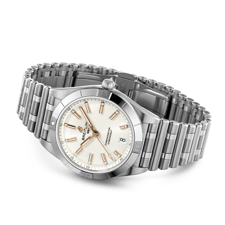 Relógio Breitling Chronomat Automatic 36mm prateado com mostrador branco deitado de lado