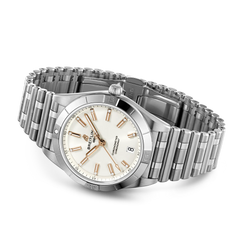 Relógio Breitling Chronomat Automatic 36mm prateado com mostrador branco deitado de lado