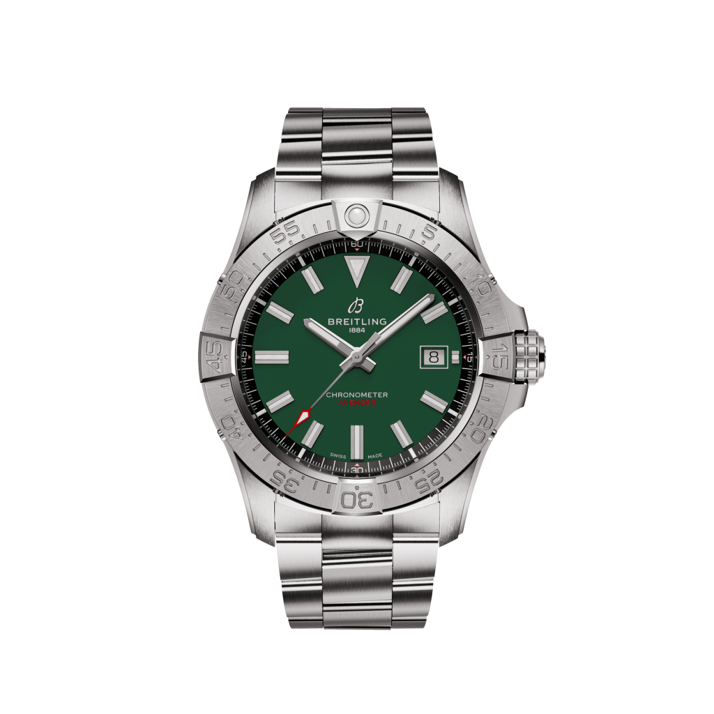 Um relógio de pulso Breitling com uma pulseira e caixa de aço inoxidável. O relógio apresenta um mostrador verde com marcadores de hora brancos e prateados, ponteiros luminosos, uma janela de data na posição das 3 horas, e é rotulado como cronômetro. A moldura tem numerais e marcações gravadas para medição do tempo. O nome da marca ‘Breitling’ é exibido de forma proeminente no topo do mostrador.