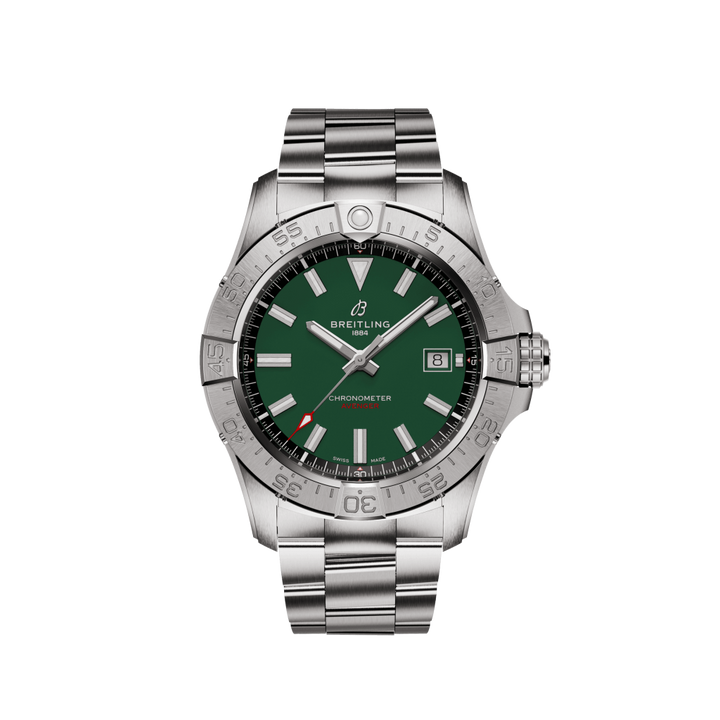 Um relógio de pulso Breitling com uma pulseira e caixa de aço inoxidável. O relógio apresenta um mostrador verde com marcadores de hora brancos e prateados, ponteiros luminosos, uma janela de data na posição das 3 horas, e é rotulado como cronômetro. A moldura tem numerais e marcações gravadas para medição do tempo. O nome da marca ‘Breitling’ é exibido de forma proeminente no topo do mostrador.