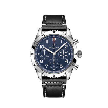 Relógio Breitling com mostrador azul, detalhes em branco e prata, três submostradores e janela de data entre as posições 4 e 5 horas. A caixa é de aço inoxidável com aro giratório marcado de 0 a 60. O relógio possui uma pulseira de couro bovino preta com costura branca.