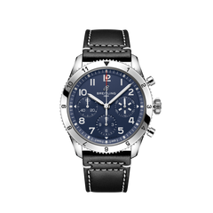 Relógio Breitling com mostrador azul, detalhes em branco e prata, três submostradores e janela de data entre as posições 4 e 5 horas. A caixa é de aço inoxidável com aro giratório marcado de 0 a 60. O relógio possui uma pulseira de couro bovino preta com costura branca.