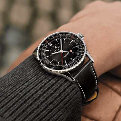 homem relógio navitimer automatic pulseira e mostrador preto no pulso