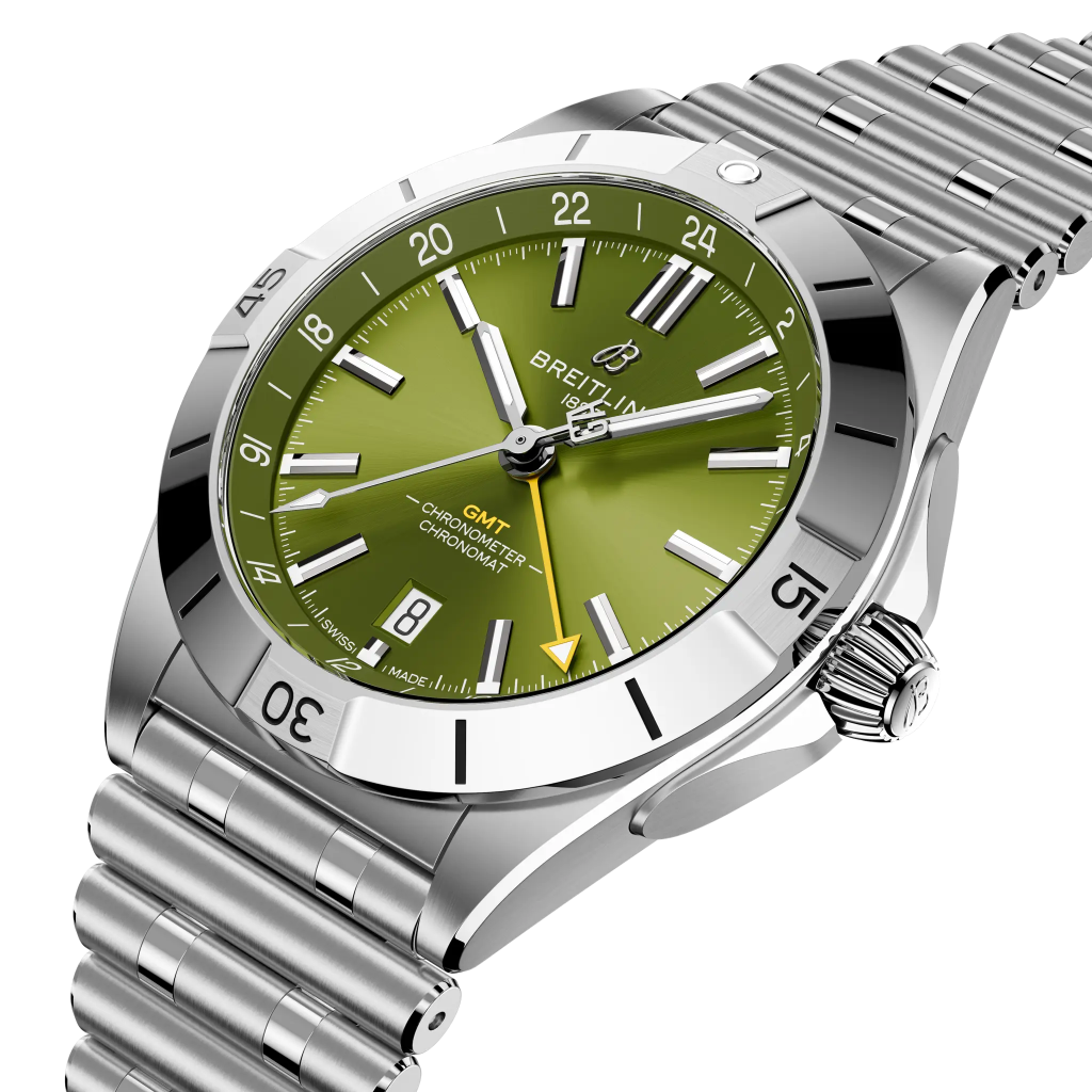 Detalhe do mostrador verde do Relógio Breitling Chronomat Automatic GMT 40mm x Giannis Antetokounmpo prateado